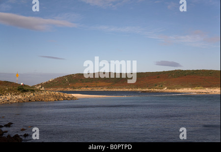 L'île de Scilly Gugh vu de l'île de St Agnes UK est reliée par une chaussée à marée appelé Le Bar Banque D'Images