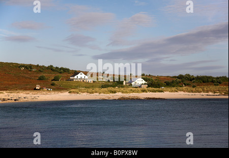 Îles Scilly, l'île de Scilly Gugh vu de l'îles de St Agnes UK est reliée par une chaussée à marée Banque D'Images