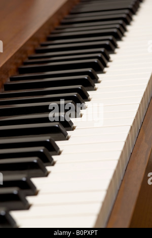 Une rangée de touches de piano sur un quarante ans de piano en bois de cerisier Banque D'Images