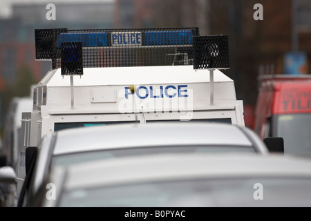 Service de police blindée PSNI Irlande du Nord landrover coincé dans le trafic pendant embouteillage Banque D'Images