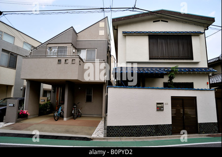 Des maisons traditionnelles et modernes dans la banlieue de Tokyo 2008 Banque D'Images