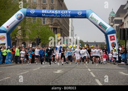 Les enfants courir loin de concurrents la ligne de départ du marathon fun run 2008 Belfast Belfast City Centre Banque D'Images