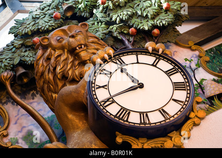 UK Angleterre Lincolnshire Grantham Isaac Newton shopping centre et lion apple tree réveil Banque D'Images