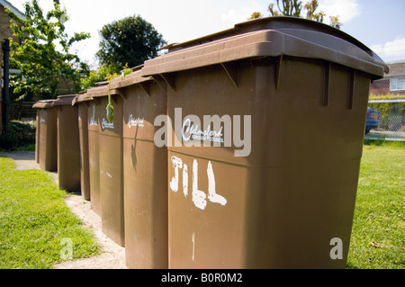 Une ligne de bacs de recyclage wheelie Banque D'Images