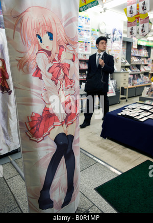 Entrée de magasin qui vend des Manga et anime les revues et les films à Akihabara Tokyo Japon Banque D'Images