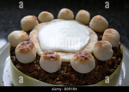 Simnel cake, une recette traditionnelle Pâques au Royaume-Uni, Surrey, Angleterre. Banque D'Images