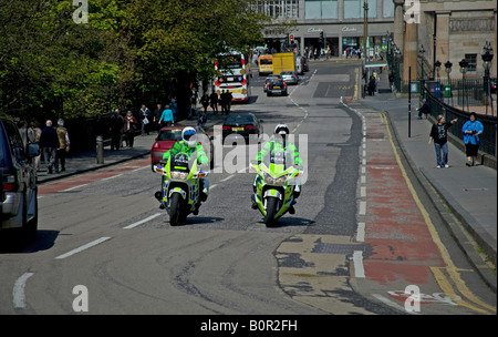 Deux policiers montés sur des motos, de la butte, Édimbourg, Écosse, Royaume-Uni, Europe Banque D'Images