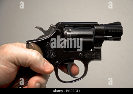 Doigt sur la détente d'un Smith et Wesson calibre 38 snub nose revolver Banque D'Images