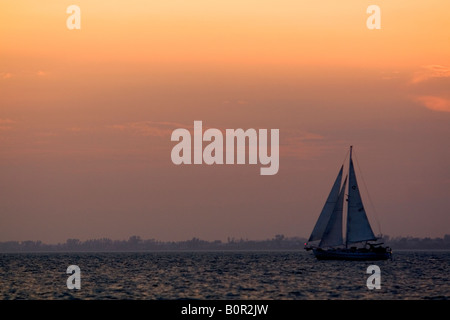 Voilier et coucher du soleil à Fort Myers Beach sur Estero Island dans la région de Lee County Florida Banque D'Images