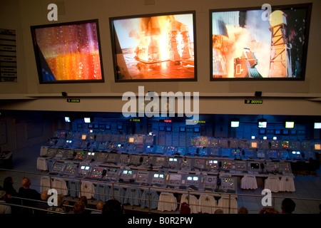 Salle de contrôle de la NASA pour la mission habitée Apollo 11 à la terre sur la lune à la John F Kennedy Space Center de Cape Canaveral en Floride Banque D'Images