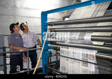 En cours d'impression de journaux pressiers inspecter sur une presse d'impression rotative pour le Houston Chronicle à Houston au Texas Banque D'Images