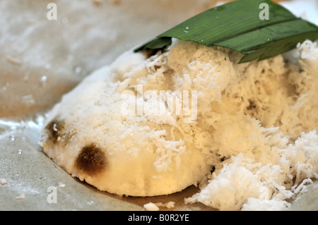 Putu piring sweet malais de la farine de riz étuvé gâteaux remplis de sucre de palme et surmontée de noix de coco râpée Banque D'Images