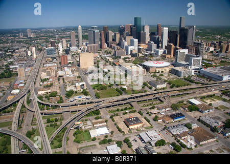 Vue aérienne de l'échangeur autoroutier de l'autoroute Interstate 45 et U S de la route 59 et le centre-ville de Houston au Texas Banque D'Images