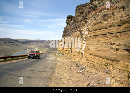 Les stratifications horizontales dans la roche sédimentaire couverts avec du basalte le long de la rivière Snake à Swan Falls Idaho Banque D'Images