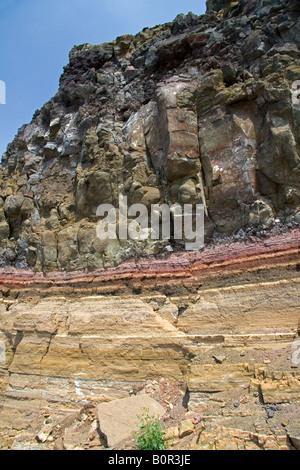 Les stratifications horizontales dans la roche sédimentaire couverts avec du basalte le long de la rivière Snake à Swan Falls Idaho Banque D'Images