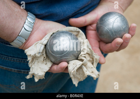 French man holding boule boules dans les mains, Provence, France Banque D'Images