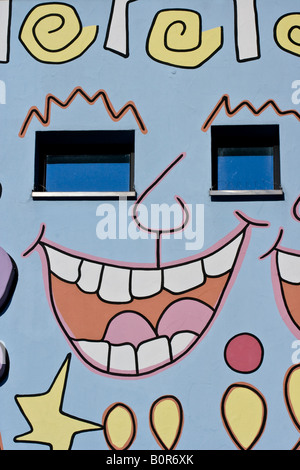 Un rire heureux face sur la façade extérieure de la maison Rizzi à Braunschweig, en Allemagne. Banque D'Images