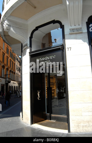 Boutique raconte Yves-Saint-Laurent, Piazza di Spagna, Rome, Italie Banque D'Images