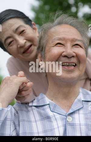 Happy senior couple in park Banque D'Images