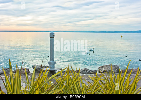 Coucher de soleil sur le lac de Garde Banque D'Images