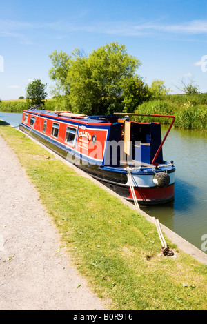 15-04 amarré le long du canal à Avon & Kenet Honeystreet, Wiltshire, England, UK Banque D'Images