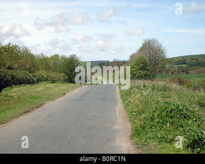 Route de campagne déserte, Yorkshire Dales, Angleterre. Banque D'Images