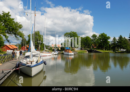 Voiliers et un bateau à moteur sur le Canal Gota Suède Juillet 2007 Sjotorp Banque D'Images