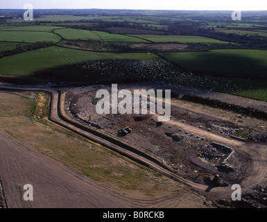 Vue aérienne du site d'enfouissement près de Haverfordwest des milliers de mouettes tournoyant sur l'ouest du pays de Galles Pembrokeshire site Banque D'Images