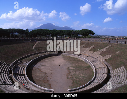 Le Vésuve en arrière-plan de l'amphithéâtre ruines de Pompéi Campanie Italie Banque D'Images