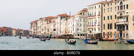 Les bâtiments et les gondoles sur le Grand Canal, Venise, Italie. Composite de haute résolution, pas d'interpolation. Banque D'Images