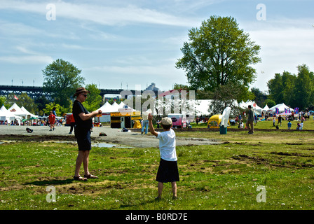 L'enfant et le parent flying a kite au Vancouver Children's Festival au point des kits Banque D'Images