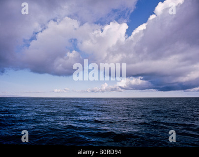 Le vol à basse altitude des nuages sur le lac Titicaca près de l'île du soleil bolivie Banque D'Images