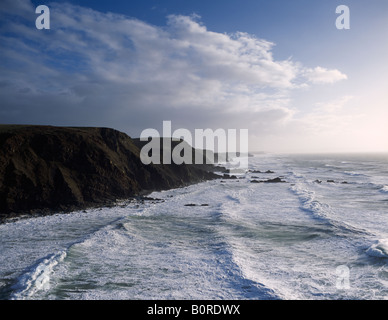 Mer de tempête à Duckpool au bout de la vallée de Coombe près de Bude sur la côte nord de Cornwall, Angleterre Royaume-Uni. Banque D'Images