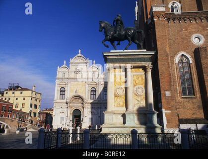 Statue de Bartolomeo Colleoni église de SS Giovanni et Paolo et ex-Scuola Grande di San Marco Castello Venise Vénétie Italie Banque D'Images