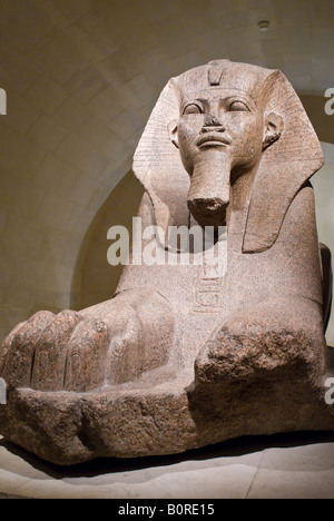 Le grand sphinx de Tanis se félicite de visiteurs du Département des antiquités égyptiennes au Musée du Louvre Paris France Banque D'Images