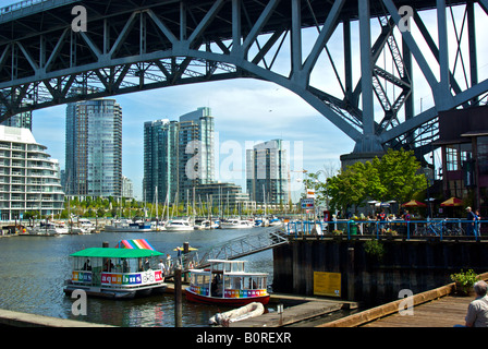 Eau de voyageurs de banlieue petit taxi ferry amarré à l'entrée de Vancouver s occupé à False Creek. Banque D'Images