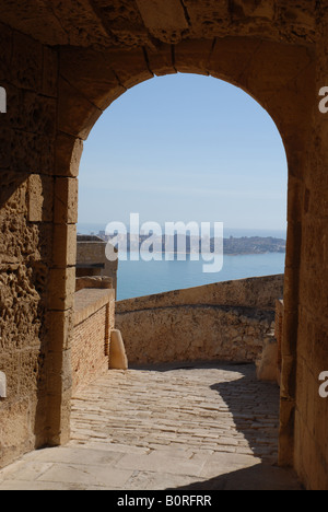 Vue à l'arche du château de Santa Barbara en direction de San Juan et de la mer, Province Alicante, Alicante, Comunidad Valenciana, Espagne Banque D'Images