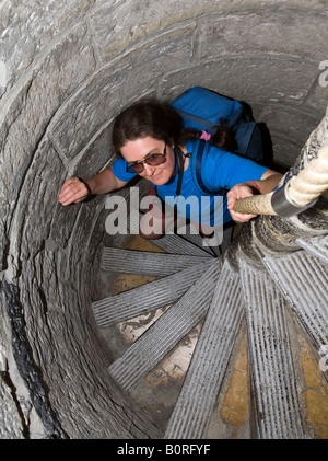 Randonnées touristiques en colimaçon dans la tour du beffroi Tournai Belgique Banque D'Images