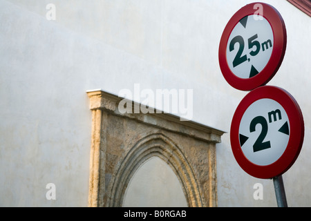 Panneaux de circulation dans une rue étroite, le centre-ville de Séville, Espagne Banque D'Images