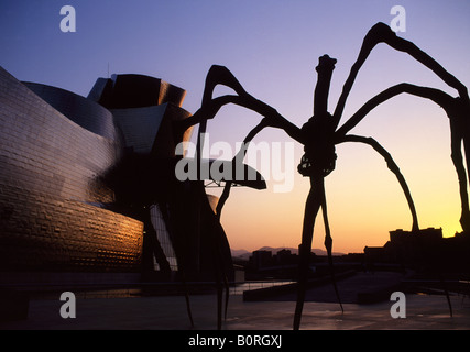 Guggenheim Museum et Elizabeth sculpture araignée Bourgeois au coucher du soleil Bilbao Euskadi Pays Basque Espagne Banque D'Images