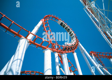 Roller Coaster / Rollercoaster crème "Machine", les gens du parc d'attractions à sensations fortes d'équitation Banque D'Images