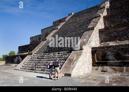 Teotihuacan Archaeologica Site ruine, au Mexique, les touristes se préparent à monter sur la pyramide de la lune à l'Avenue des Morts. Banque D'Images