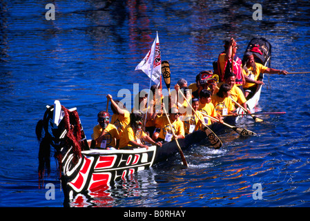 Indiens des États-Unis canoë dans une pirogue traditionnelle à l'Indigenous Games à Victoria British Columbia Canada Banque D'Images