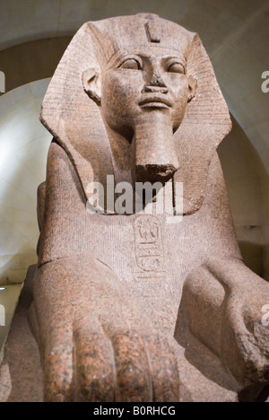 Le grand sphinx de Tanis se félicite de visiteurs du Département des antiquités égyptiennes au Musée du Louvre Paris France Banque D'Images