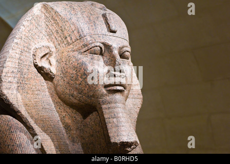 Le grand sphinx de Tanis se félicite de visiteurs du Département des antiquités égyptiennes au Musée du Louvre Paris France Banque D'Images