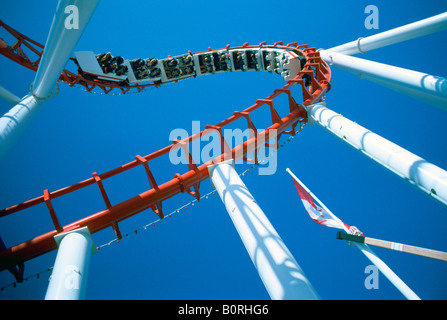 Roller Coaster / Rollercoaster crème "Machine", les gens du parc d'attractions à sensations fortes d'équitation Banque D'Images