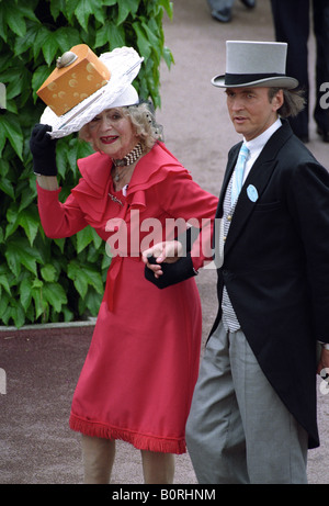 Gertrude Shilling et son fils David Shilling à Royal Ascot ladies day 1993 Banque D'Images