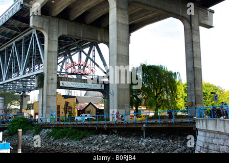 Granville Island en néon sous le Granville Street Bridge. Banque D'Images