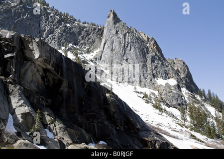 Tokopah Falls et la Sentinelle près de Lodgepole, Sequoia National Park Banque D'Images