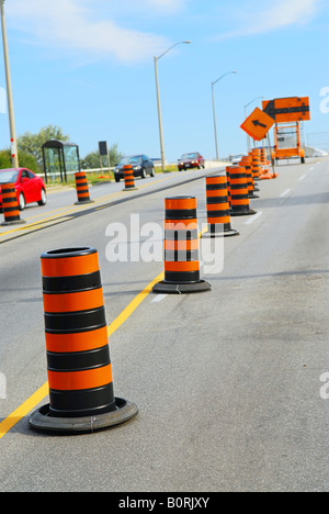 Les signes de la construction routière et les cônes on city street Banque D'Images